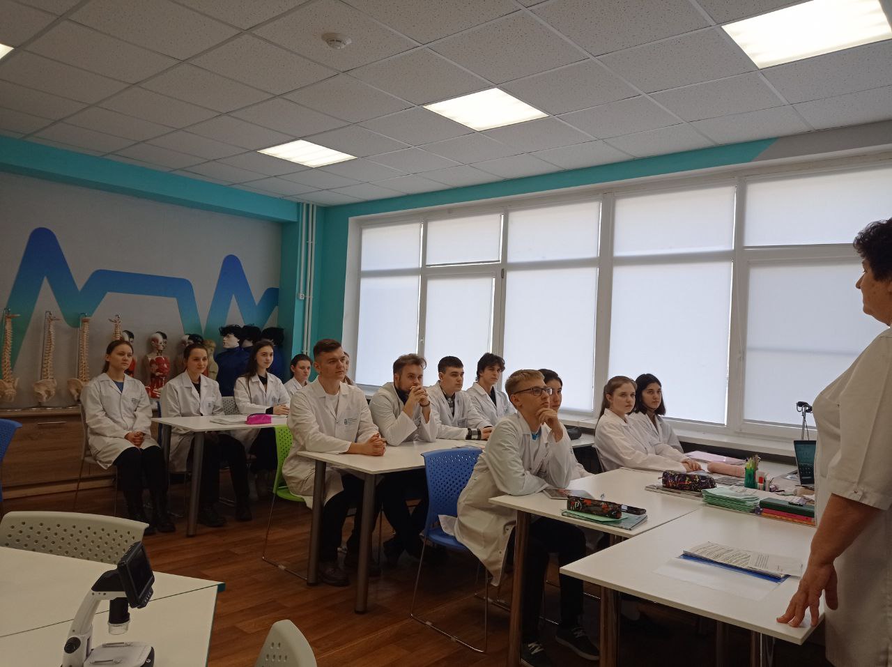 Сегодня для учеников 10 медицинского класса провела практическое занятие старшая медицинская сестра педиатрического отделения-  Зубкова Татьяна Николаевна..